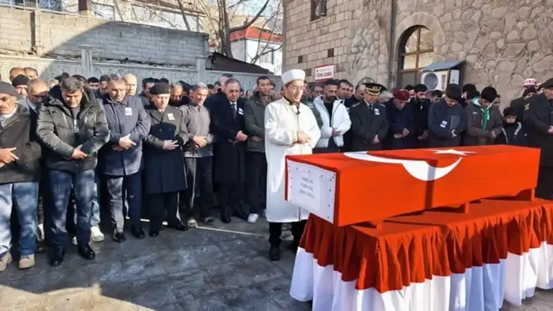 Şehit Cenazesinde Yürek Burkan Anlar: Baba Terliklerle Saf Tuttu