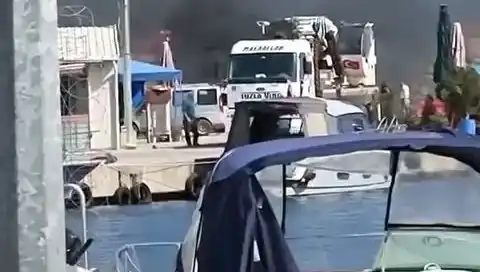 Tuzla'da Balıkçı Barınağında Büyük Lastik Yangını: Olay Anı ve Sonrası