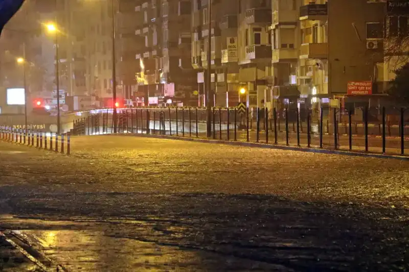 Antalya'da Şiddetli Yağışlar Yolu Göz Göz Gölüne Çevirdi!
