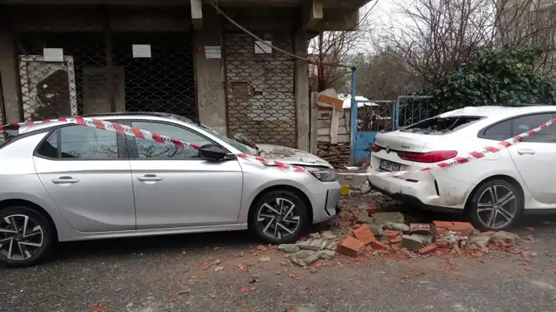 İstanbul'da Dört Katlı Binanın Balkonu Çöktü: Olay Anı ve Sonrası