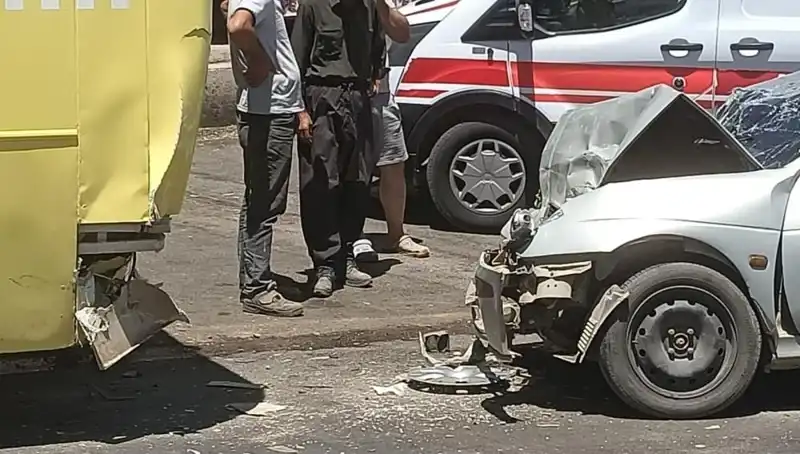 Halk Otobüsü ve Otomobil Çarpıştı: Korkutucu Kaza Sonrası İki Yaralı