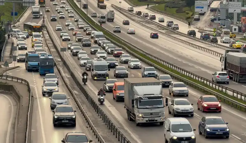 İstanbul'da Sabah Trafiği Kilitlenmiş Durumda: Anadolu Yakası'nda Adım Adım İlerleyen Araçlar