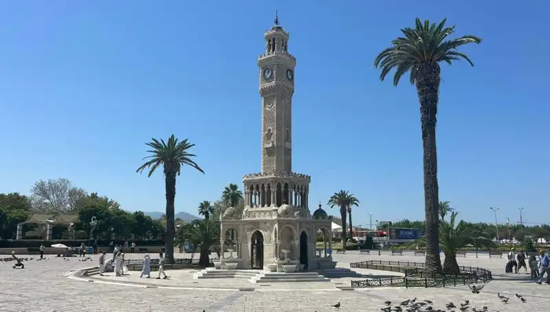 İzmir'de Sıcak Hava Dalgası: 42 Dereceyle Boşalan Meydanlar