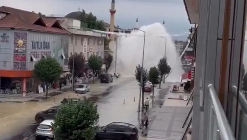 İçme Suyu Hattı Patladı: Şehirde Su Fırtınası Rüzgar Gibi Esti!