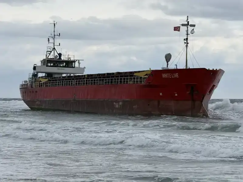 Tekirdağ'da Fırtına Yüzünden Yük Gemisi Karaya Oturdu!