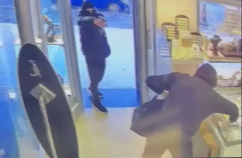 Ümraniye'de Maskeli Soygun Girişimi: Şok Edici Anlar Kameralara Yansıdı