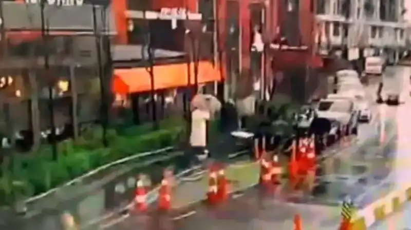 İstanbul'da Şiddetli Fırtına, Tabelanın Altında Kalan Vatandaşın Korku Dolu Anları