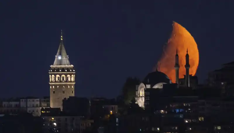 İstanbul'da Yarım Ay Heyecanı! Büyüleyici Görüntüleriyle Göz Doldurdu