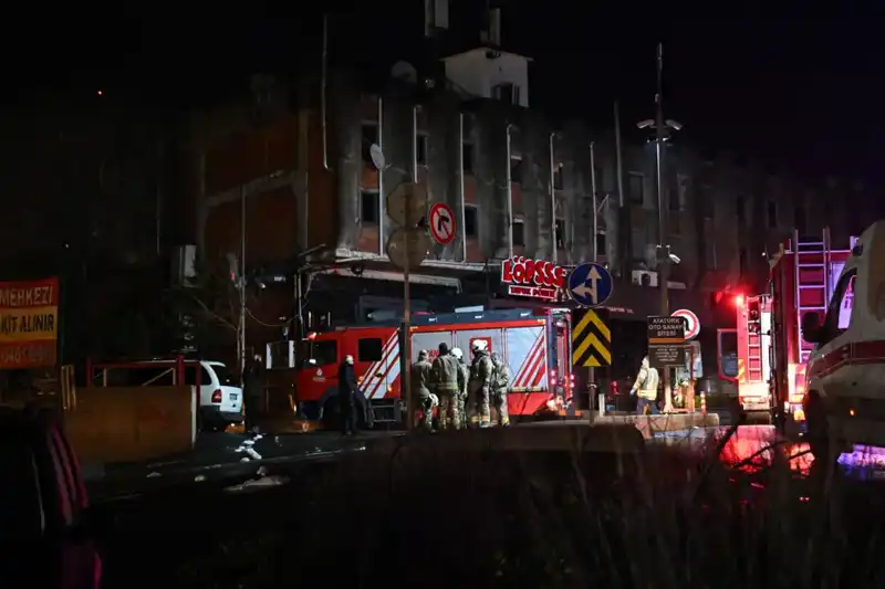 Maslak'ta Yangın Paniği! Beş Araç Alev Alev Yandı